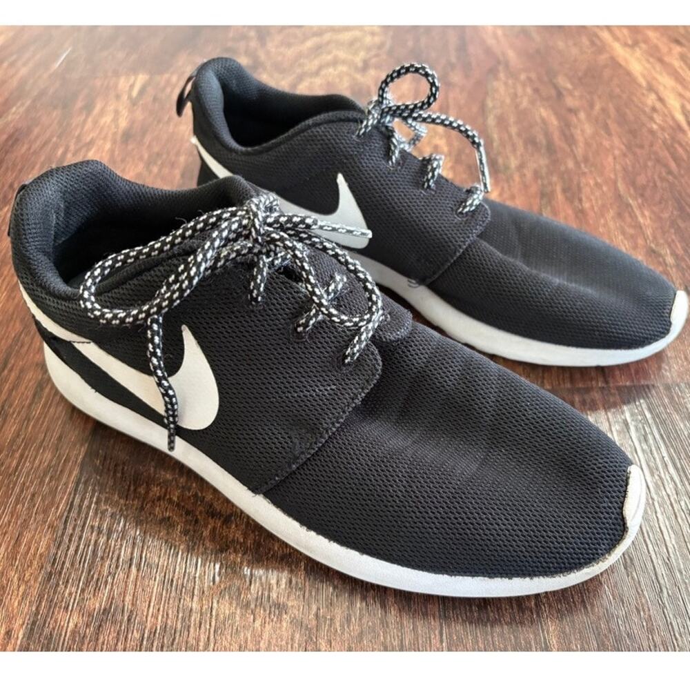 Nike Roshe One Black White Womens Size 8 Sneakers 844994-002